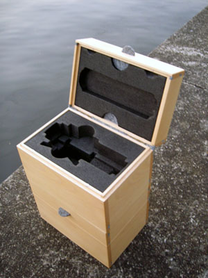 zwei Mikrofonkisten gestapelt; obere Kiste geöffnet mit Blick auf ausgeformtes Innenmaterial