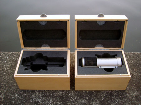 zwei Mikrofonkisten geöffnet, Mikrofon in einer Kiste liegend