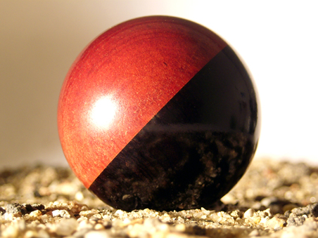 Cochonnet aus zwei Holzhalbkugeln, Red Chacate und Ebenholz