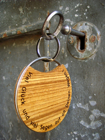 Schlüssel mit Schluesselanhaenger "Auf all Deinen Wegen" steckt im Schloss einer alten Metalltür